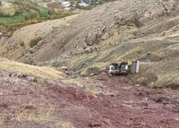 Köy yolunda çalışma yapan iş makinesi uçuruma yuvarlandı