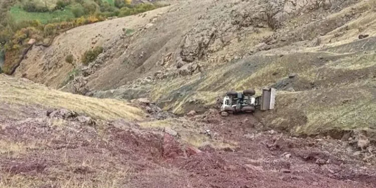 Köy yolunda çalışma yapan iş makinesi uçuruma yuvarlandı