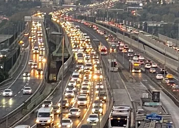 Okulların yeniden açılmasıyla trafik yoğunluğu oluştu