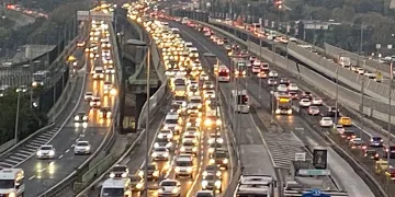 Okulların yeniden açılmasıyla trafik yoğunluğu oluştu
