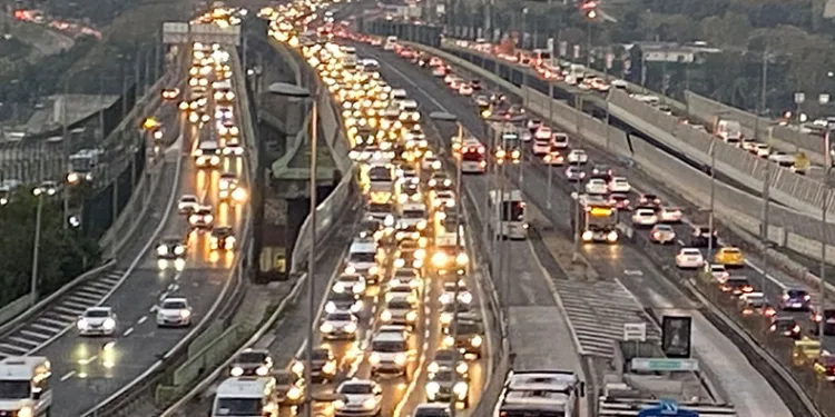 Okulların yeniden açılmasıyla trafik yoğunluğu oluştu
