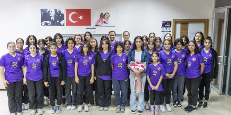 Kır çiçekleri, milli atlet Nevin Yanıt ile buluştu