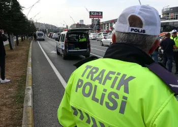 Hafif ticari araç yayalara çarptı