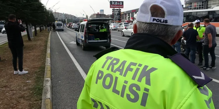 Hafif ticari araç yayalara çarptı