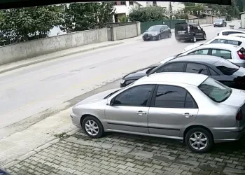 Seyir halindeki aracın kopan tekeri otomobile çarptı