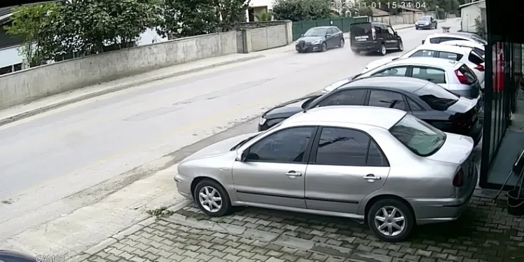 Seyir halindeki aracın kopan tekeri otomobile çarptı