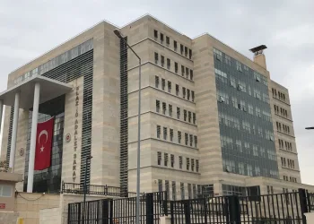 Akaryakıt istasyonundan hırsızlık yapan 2 kişi tutuklandı