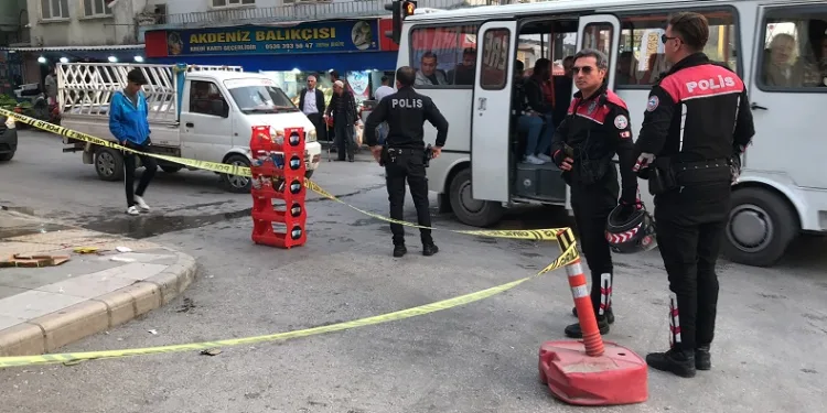 Caddede yürürken silahlı saldırıya uğradılar
