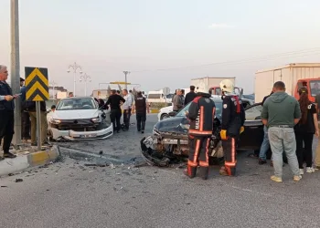 İki otomobil çarpıştı: 3 yaralı