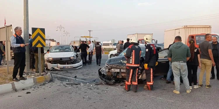 İki otomobil çarpıştı: 3 yaralı