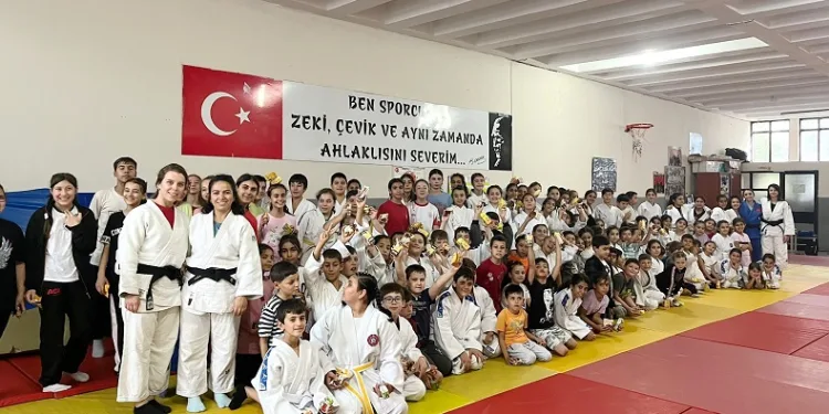 Salihli’de judocular kemer atladı