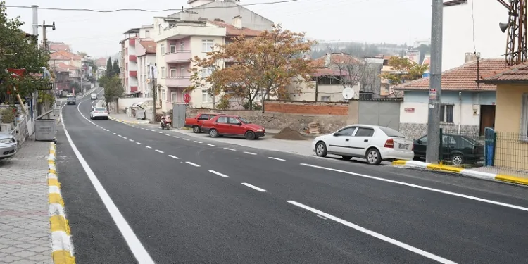 Altıeylül ilçesinde caddelere sıcak asfalt