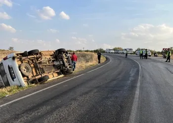 Tarım işçilerini taşıyan minibüs devrildi: 2 yaralı