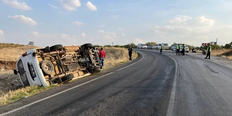 Tarım işçilerini taşıyan minibüs devrildi: 2 yaralı