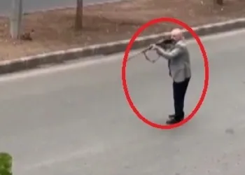 Elinde av tüfeğiyle yolu kapattı, hakaretler savurdu