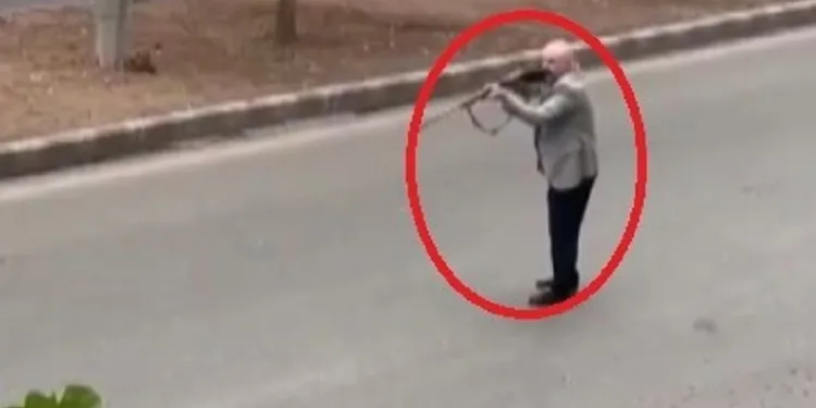 Elinde av tüfeğiyle yolu kapattı, hakaretler savurdu