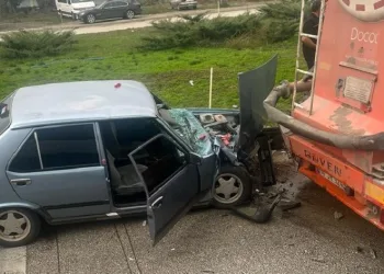 Otomobil çekiciye çarptı: 3 yaralı