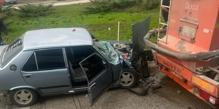 Otomobil çekiciye çarptı: 3 yaralı