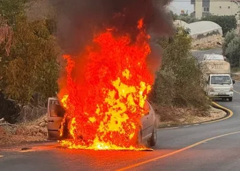 Seyir halindeki otomobil alev alev yandı