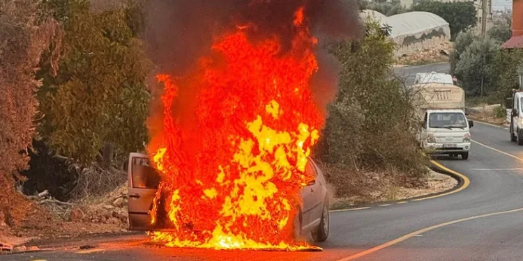 Seyir halindeki otomobil alev alev yandı