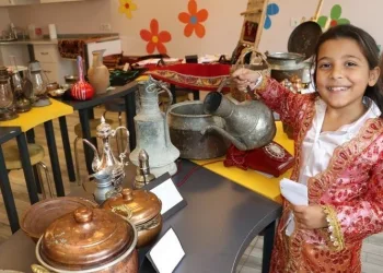 Minikler topladıkları eşyalarla müze kurdu
