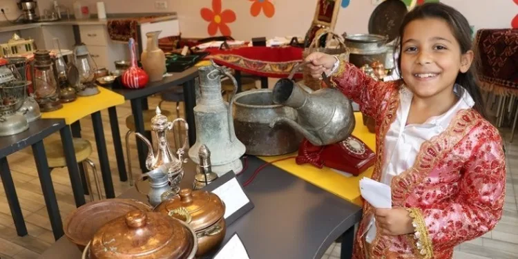 Minikler topladıkları eşyalarla müze kurdu