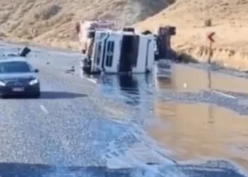 Siirt’te tır devrildi: 1 yaralı