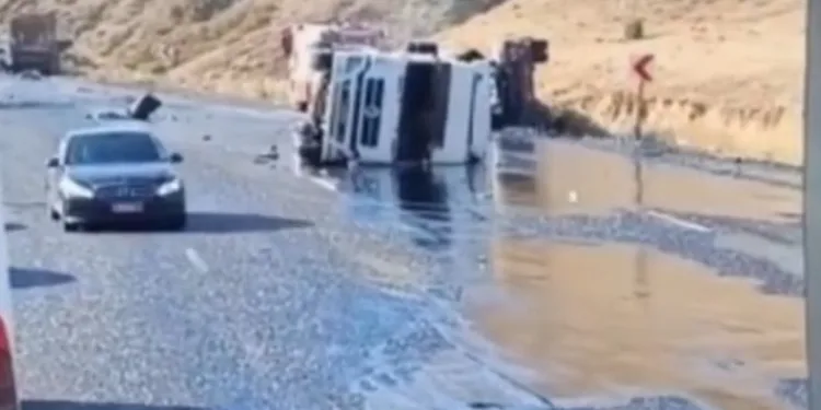 Siirt’te tır devrildi: 1 yaralı