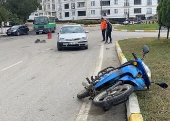 Uzunköprü’de motosiklet otomobile çarptı: 1 yaralı