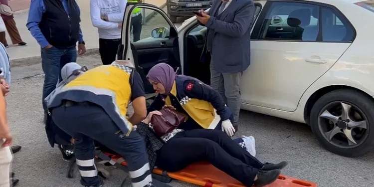 Kazada yaralandı ama çantasını asla bırakmadı