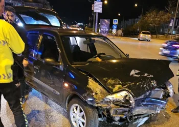 Bursa’da kırmızı ışıkta geçen otomobil ticari taksiye çarptı