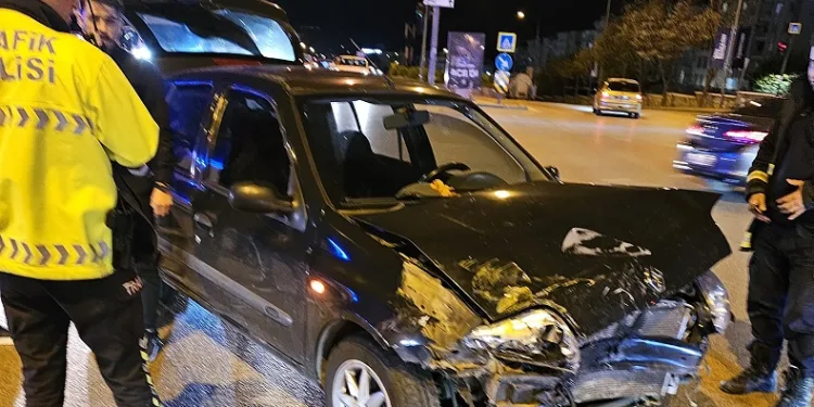 Bursa’da kırmızı ışıkta geçen otomobil ticari taksiye çarptı