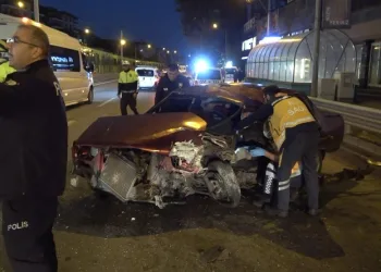 Otomobil Bursaray’ın bariyerine çarptı: 2 yaralı