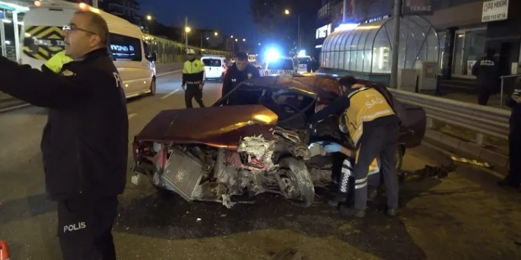 Otomobil Bursaray’ın bariyerine çarptı: 2 yaralı