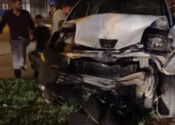Bursa’da kırmızı ışıkta bekleyen araca arkadan çarptı: 2 yaralı