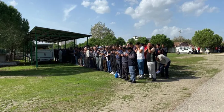 Bursa’da cinnet kurbanı anne ve oğulları toprağa verildi