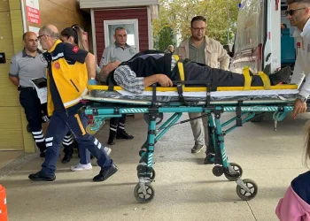 Bursa’da traktör park halindeki araca çarparak devrildi: 1 yaralı