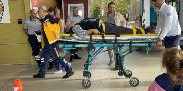 Bursa’da traktör park halindeki araca çarparak devrildi: 1 yaralı