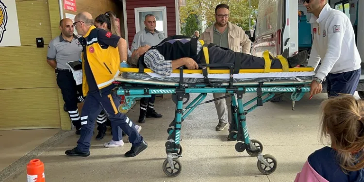 Bursa’da traktör park halindeki araca çarparak devrildi: 1 yaralı