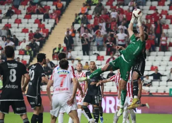 Beşiktaş içeride başka dışarıda başka