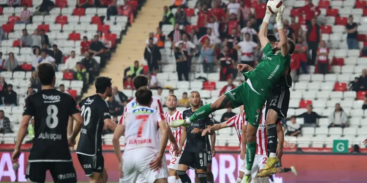 Beşiktaş içeride başka dışarıda başka
