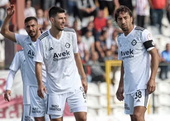Altay, ligin dibine demir attı