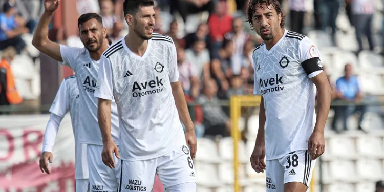 Altay, ligin dibine demir attı