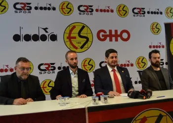 Eskişehirspor Başkanı Erkan Koca 4’te 4 yapan takıma destek isteği