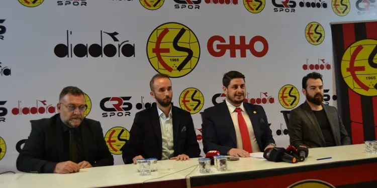 Eskişehirspor Başkanı Erkan Koca 4’te 4 yapan takıma destek isteği