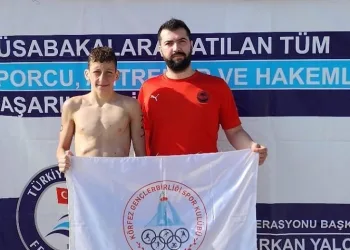 Körfezli yüzücüden çifte derece; Türkiye birincisi oldu