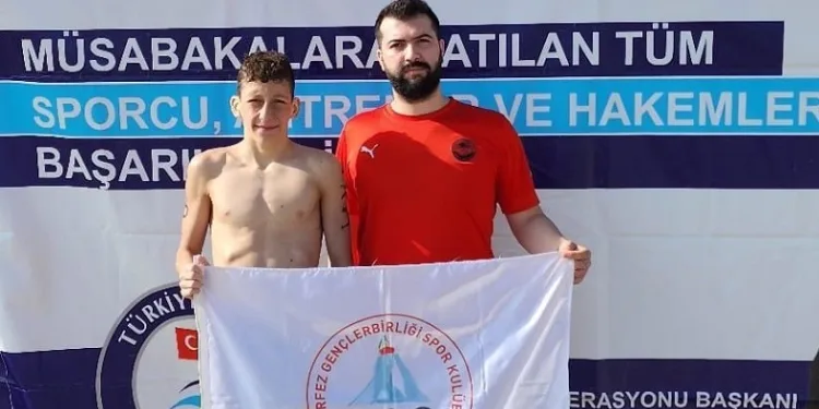 Körfezli yüzücüden çifte derece; Türkiye birincisi oldu