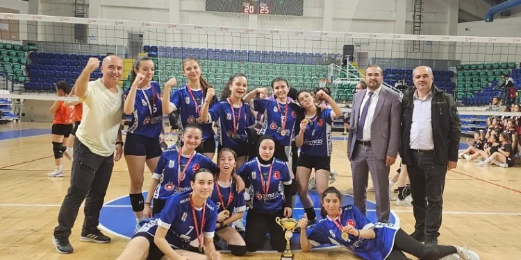 Simav Nurullah Koyuncuoğlu Anadolu Lisesi Genç Kızlar voleybol takımı il şampiyonu