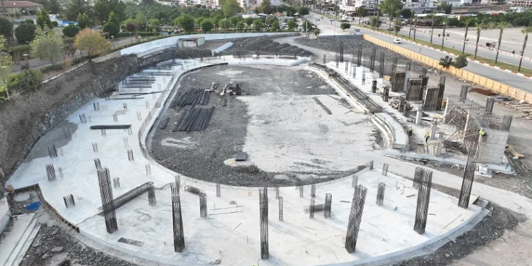 Kumluca Atatürk Stadyumu’nda çalışmalar hızla sürüyor