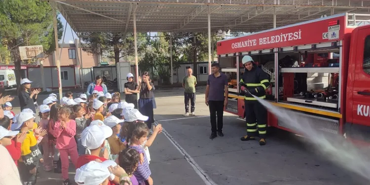 Osmaniye’de minik öğrenciler itfaiye ile tanıştı